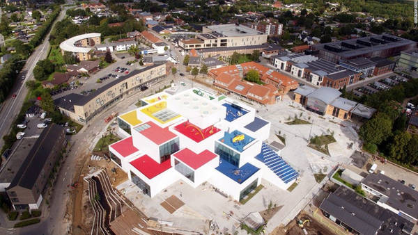 Tòa nhà này rộng hơn 12.000 m2, do kiến trúc sư người Đan Mạch Bjarke Ingels thiết kế. Tòa nhà giống như 21 viên gạch khổng lồ xếp chồng lên nhau, như các viên gạch Lego. Ảnh: CNN.