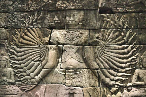 Bức chạm hình Quan Âm Bồ Tát nghìn tay nổi tiếng tại Banteay Chhmar. Nhà bảo tồn đá Simon Warrack, người đã nghiên cứu về các ngôi đền ở Campuchia hơn 20 năm, ước tính hàng trăm mét tường chạm khắc đã sụp đổ qua thời gian, để lại một câu đố bí ẩn cho các nhà lịch sử và khảo cổ học. Ông so sánh bầu không khí tại Banteay Chhmar giống như quần thể Angkor Wat vào những năm 1990, khi ngành du lịch vẫn còn mới mẻ. Với hàng triệu người tới Siem Reap mỗi năm, Warrack cho rằng "cảm giác bí ẩn và mạo hiểm" từng gắn liền với Angkor Wat đã biến mất. Ảnh: Inside Asia Tours.