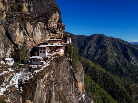 Bhutan là một đất nước còn khá bí ẩn với thế giới bên ngoài, cũng là nơi duy nhất trên thế giới dùng chỉ số “Tổng hạnh phúc quốc gia” (GNH) làm tiêu chí đánh giá sự hưng thịnh của đất nước. Dù Bhutan có diện tích khá khiêm tốn, bạn vẫn phải mất khá nhiều ngày mới có thể khám phá hết những danh lam thắng cảnh ở nơi đây.