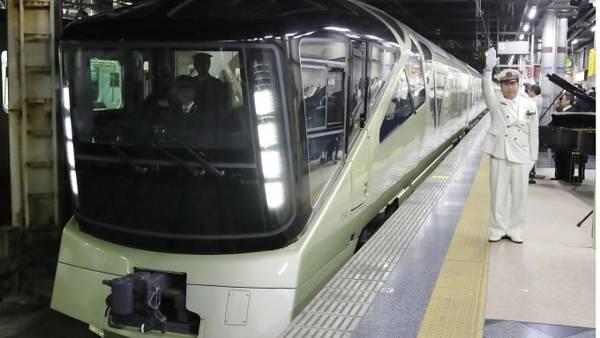 Theo công ty đường sắt JR East, tàu Shiki Shima có 10 toa hạng nhất bán vé 10.000 USD mỗi người khi đi tour 4 ngày từ Tokyo tới Hokkaido.
