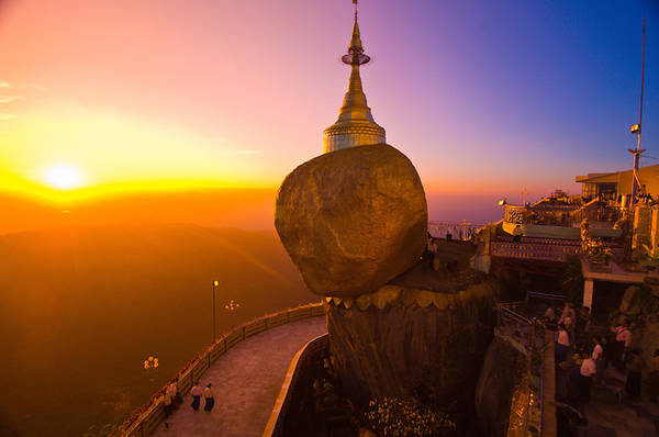 Chùa Đá Vàng hay còn được gọi là chùa Kyaiktiyo là điểm hành hương Phật giáo nổi tiếng thứ ba tại Myanmar, sau chùa Swedagon và đền Mahamuni, cách Yangon 200 km. Ngôi chùa nằm gần tảng đá dát vàng khổng lồ, chênh vênh cạnh vách núi cao 1.100 m. Tương truyền rằng, tảng đá có thể đứng vững nhờ một sợi tóc của Phật Tổ được đặt trong tháp thờ cao 7,3 m nằm trên khối đá. Vé vào cửa 4,5 USD/lượt. Ảnh: Blaine Harrington.