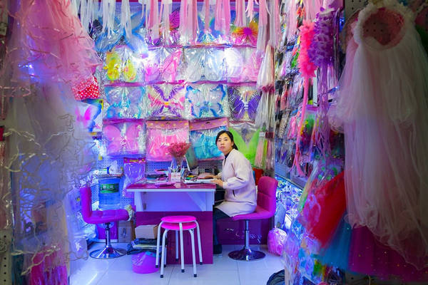 Một gian hàng trưng bày trang phục cho trẻ em tại khu bán đồ chơi. Nhiếp ảnh gia chia sẻ rằng hầu hết chủ tiệm là người thân hoặc bạn bè với chủ sở hữu của các công ty sản xuất hàng hóa.