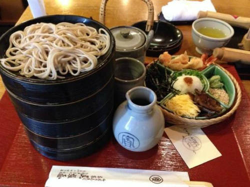 Mì soba được làm từ bột kiều mạch và bột mì. Món này có thể ăn cả nóng hoặc lạnh tùy vào mùa. Japan Travel từng viết, nhà hàng sử dụng nguồn nước suối "mát lành nhất" của Kyoto để làm nên nước dùng thơm ngon. Quán dùng bột kiều mạch từ Hokkaido, dùng tảo bẹ rishiri để gia giảm hương vị cho nước dùng dashi và tuyệt nhiên không dùng thêm gì khác. Ảnh: shuuji_shirasu.