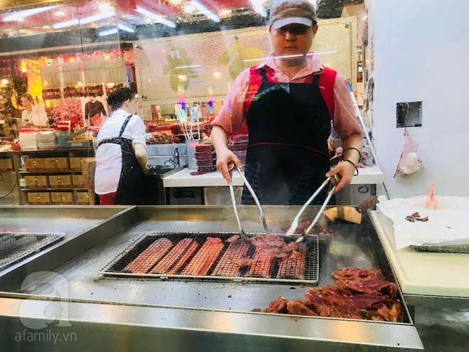 Một cửa hàng bán Bak Kwa tại Chinatown có bếp nướng ngay tại cửa hàng cho khách hàng tham quan.