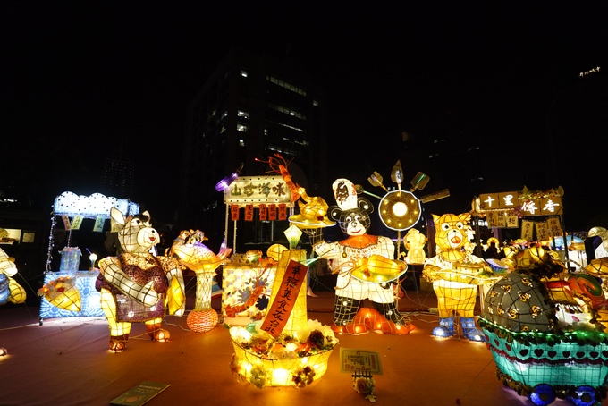 Đèn lồng tái hiện lại một khu chợ đêm - "đặc sản" của Đài Bắc với nhiều xe đẩy bán đồ ăn, "đầu bếp chuột" cùng món ăn vặt đường phố mực khổng lồ khá nổi tiếng ở Đài Loan.