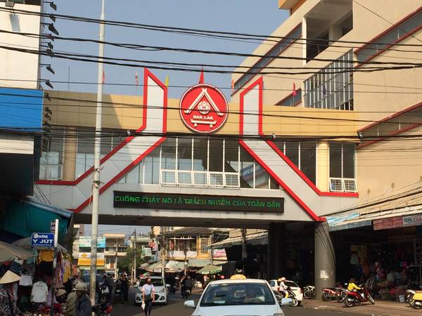 Chợ trung tâm Buôn Ma Thuột kéo dài từ đầu đường Nguyễn Công Trứ đến cuối đường Quang Trung. 