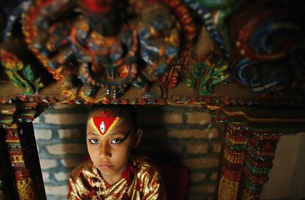 Một vài nhà hoạt động xã hội lên án truyền thống Kumari, họ cho rằng đây là hành động bóc lột trẻ em. Nhưng vào năm 2008, Tòa án Tối cao Nepal bác lời kêu gọi chấm dứt hủ tục này. gọi Kumari là truyền thống có giá trị văn hóa. Tháng 4/2015, trận động đất 7,8 độ khiến 8.000 người thiệt mạng. Nhiều làng mạc cùng những công trình lịch sử bị san phẳng. Khi ấy, người Nepal nhận thấy Kumari quan trọng hơn bao giờ hết. Vô số người dân tìm gặp những Kumari để cầu phước lành. Ảnh: Paula Bronste.