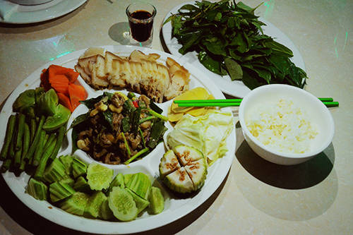 Món rau luộc chấm với mắm bò hóc và ăn với cơm trắng thường là biến tấu phổ biến. Ảnh: Phong Vinh.