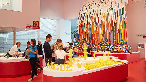 Thiên đường của những người yêu thích lego này có 3 nhà hàng, một cửa hàng lego, 4 khu vui chơi, phòng tranh trưng bày lịch sử của Lego và các tác phẩm của người hâm mộ. Ảnh: Designboom.