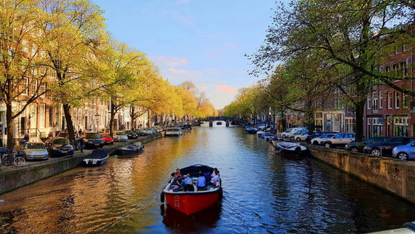 2 bên kênh đào ở Amsterdam san sát những ngôi nhà xinh xắn, được gọi là Dancing House. Vùng đất ở đây rất lầy dẫn đến hiện tượng nghiêng của các ngôi nhà đầy màu sắc.