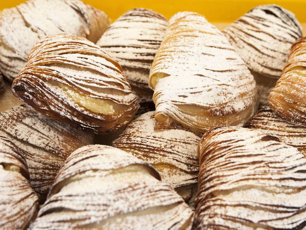  9. Sfogliatella: Chiếc bánh sfogliatella có hình dáng như đuôi tôm hùm, là một loại bánh nướng đầy hương vị đến từ vùng Campania của nước Ý. Sfogliatella có nghĩa là "lá mỏng", vì cấu trúc của bánh giống với lá xếp chồng lên nhau.