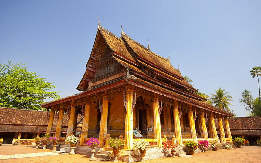 Wat Sisaket: Wat Sisaket là ngôi chùa cổ nhất ở Viêng Chăn, được vua Phothisararat xây dựng lần đầu vào năm 1551 sau đó được vua Anouvong xây dựng lại vào năm 1818. Thiết kế của chùa chịu ảnh hưởng của kiến trúc Thái Lan với phần mái 5 tầng tạo nên sự khác biệt với các đền thờ khác của Lào. Bên cạnh đó, ngôi chùa này còn được coi là một bảo tàng với hơn 6.800 tượng Phật và hàng nghìn cuốn sách. Du khách đến thăm Wat Sisaket cần lưu ý mặc quần áo kín đáo và để dép bên ngoài trước khi bước vào chùa. Ảnh: Visitlaos.