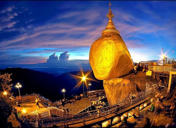Chùa Đá Vàng lung linh trong màn đêm - Ảnh: Vườn hoa Phật giáo