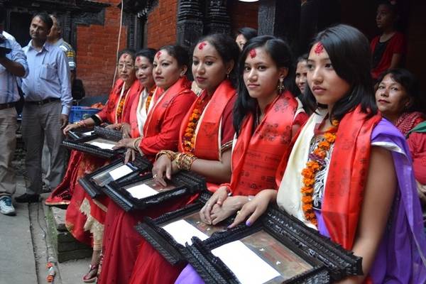 Rashmila Shakya (thứ 3, từ trái sang) từng là một Kumari từ năm 4 đến 12 tuổi. Nay đã ngoài 30, cô nói: "Khi tôi trở thành thánh sống, tôi không được phép ra ngoài. Cảm giác lúc ấy hơi ngột ngạt một chút. Sau khi tôi rời khỏi nhà Kumari, tôi gặp khó khăn khi đi lại ngoài đường". Ảnh: Pinterest.