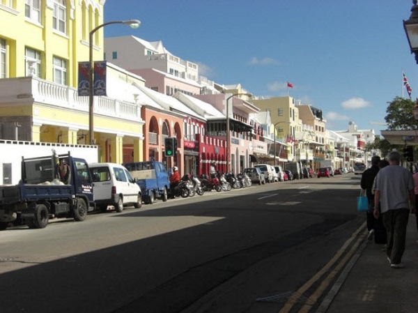 Hamilton, Bermuda: Được coi là một trong những quốc gia đắt đỏ nhất thế giới, Bermuda không phải là điểm đến dành cho du khách ít tiền. Thành phố thủ đô Hamilton nổi tiếng với các tòa nhà cổ nhiều màu sắc và các cửa hàng bán đồ xa xỉ.