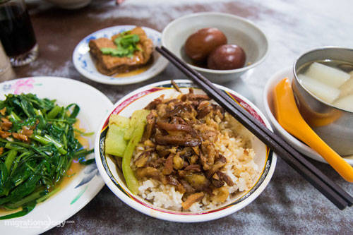 Không ít người từng gọi nhầm món ăn này là thịt kho tàu, giống như món thịt kho Đông Pha nổi tiếng tại Sơn Đông, Trung Quốc. Tuy nhiên, Đài Loan đã phủ nhận nguồn gốc của món ăn này có liên quan đến thịt kho Đông Pha và khẳng định, đây là hai món riêng biệt.