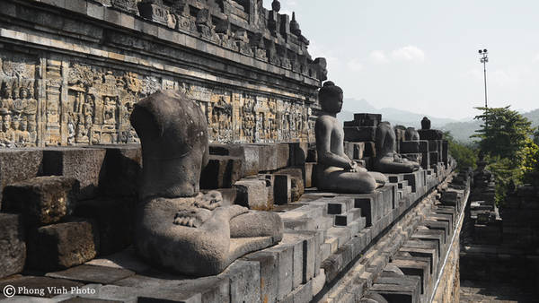 Nhiều người kể rằng lý do các pho tượng Phật bị mất đầu là một nhóm người địa phương đã đánh cắp và bán cho các thương lái đến từ Hà Lan, Ấn Độ và Trung Quốc. Hiện nay, có hơn 50 bức tượng Phật bị mất đầu.