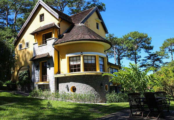 Tọa lạc trên một ngọn đồi, toàn bộ khu nghỉ Ana Mandara được thiết kế theo phong cách châu Âu cổ điển. Mỗi villa là một tòa biệt thự sơn vàng, mái ngói thâm nâu, bao quanh là khu vườn xanh tốt, đem tới không khí thanh bình.