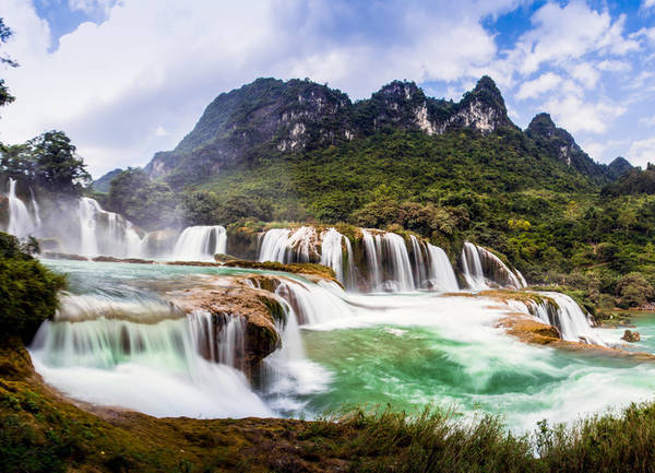  Thác Bản Giốc, Cao Bằng Thác Bản Giốc nằm ở huyện Trùng Khánh, cách thành phố Cao Bằng khoảng 90 km và cách Hà Nội gần 400 km. Đây là một trong những ngọn thác nổi tiếng nhất Việt Nam. Ảnh: Phuong Thao.