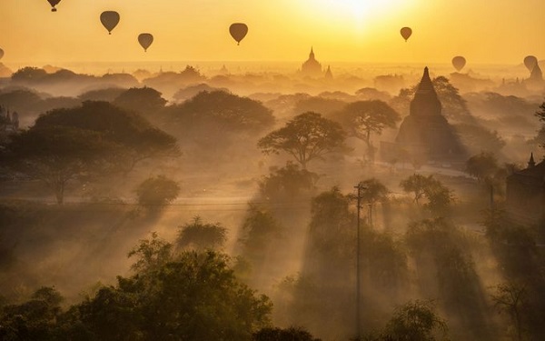 Bagan, Myanmar Bagan là vùng đất được bao trùm bởi bề dày lịch sử, nơi đây được thành lập từ thế kỷ 2 gần Mandalay. Bagan sở hữu tới hơn 10.000 ngôi đền, chùa nhưng hiện chỉ còn khoảng 2.200 công trình cổ. Du khách có thể thưởng ngoạn vẻ đẹp của cố đô này từ trên cao khi chọn đi khinh khí cầu cùng các dịch vụ ăn uống sang trọng đi kèm.
