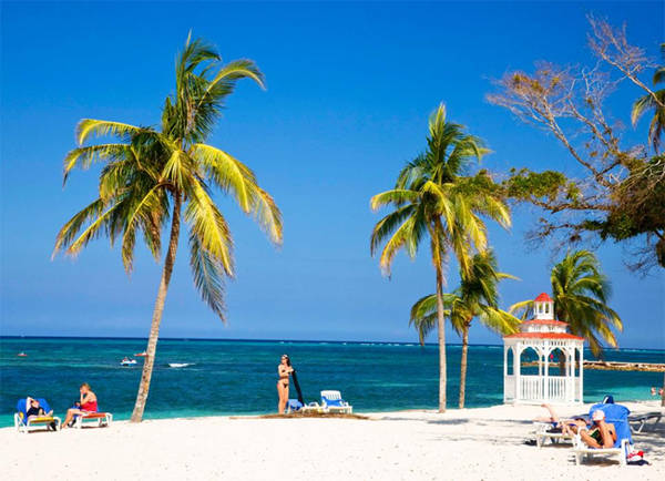  10. Những bãi biển đẹp Cuba có nhiều bãi biển đẹp vào loại nhất thế giới như Playa Guardalavaca (trong ảnh), Playa Paraiso, Playa Sirena, Playa Ancon, Cayo Sabinal, Playa Ensenchachos và Playa Megano. Hãy lên kế hoạch cho những ngày tắm biển và tắm nắng không biết mệt nghỉ. 