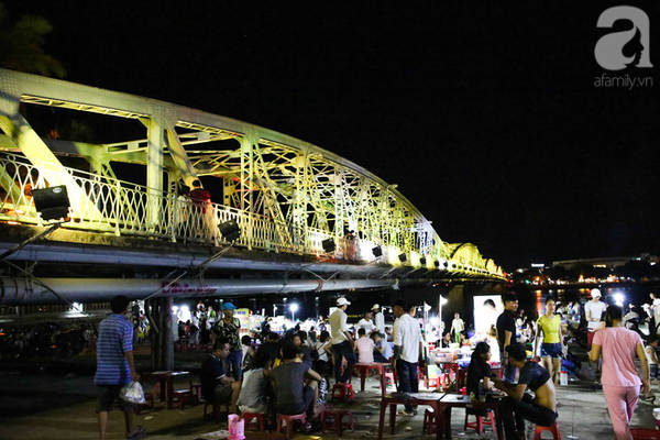 Dưới chân cầu Trường Tiền luôn là nơi thu hút du khách và người dân đi dạo và ăn uống mỗi tối.