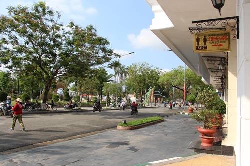 Khách sạn Sài Gòn Morin trên đường Lê Lợi gắn bảng "nhà vệ sinh miễn phí" cho khách du lịch và người dân. Ảnh: Võ Thạnh.