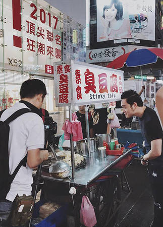 Chợ đêm Theo Quang Vinh, đến Đài Loan mà không ghé thăm các chợ đêm quả là một thiếu sót. Khoảng thời gian bắt đầu nhộn nhịp từ 18h tới 23h hàng ngày, tuỳ từng chợ, các món ăn dao động trong khoảng 20.000 – 150.000 đồng cho mỗi món ăn vặt, đủ mọi loại hình, đủ mọi khẩu vị với vô vàn cách chế biến khác nhau. Gợi ý điểm đến là Ximending, Shilin, Keelong.