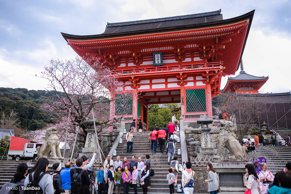 Cổng vào chùa Thanh Thủy, được sơn màu cam đỏ nổi bật trên nền trời lúc nào cũng xanh ngăn ngắt ở Nhật Bản.