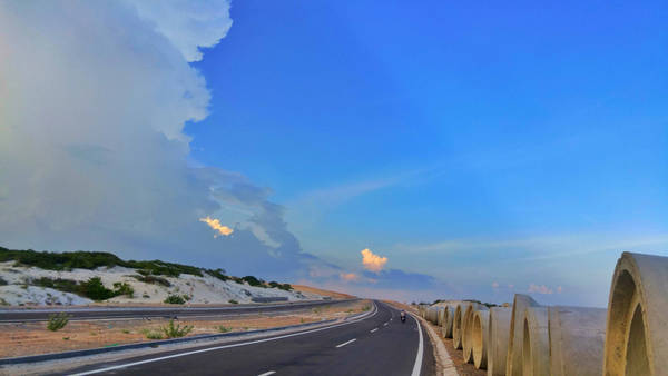 Con đường đẹp Hòa Thắng - Hòa Phú băng qua giữa biển cát như chạy lên trời xanh.