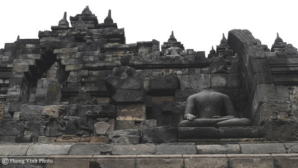 Những dấu tích cho thấy ngôi đền bị bỏ hoang hàng thế kỷ trước khi Hồi giáo tới Indonesia. Suốt thời gian đó, nó được bao phủ bởi rừng rậm và tro tàn từ các lần phun trào của núi lửa Merapi. Năm 1814, Sir Thomas Raffles đã phát hiện ra ngôi đền và kể từ đó, đền liên tục được khôi phục và bảo vệ. Dự án khôi phục lớn nhất được thực hiện vào năm 1980 bởi chính phủ Indonesia và sự hỗ trợ của UNESCO.