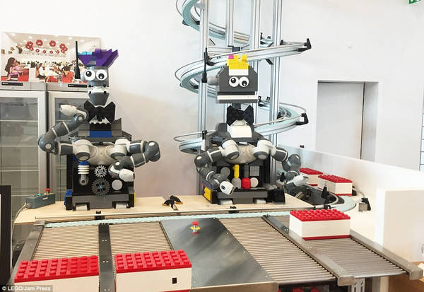 Những robot Lego đặt cạnh nhau mô phỏng dây chuyền sản xuất tại trung tâm thiết kế mới, giúp trẻ em nhận biết và hiểu hơn về nguyên lý hoạt động của mô hình. Ảnh: Daily Mail.