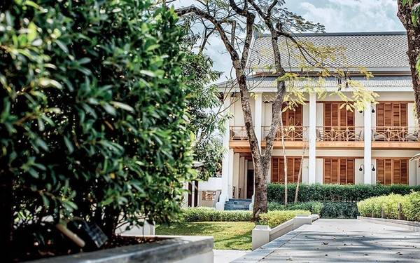 Tháng 1, khách sạn Azerai có 53 phòng (phòng đôi có giá từ 250 USD) nằm trong thị trấn của những ngôi đền Luang Prabang, Lào tái hiện trụ sở của các sĩ quan Pháp trước đây. Khách sạn mới nằm giữa sông Khan và sông Mekong. Du khách có thể thư giãn trong khu vực sân vườn tươi tốt, và tham quan những điểm du lịch được UNESCO công nhận là di sản thế giới cách khách sạn không xa.