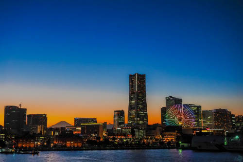 Tòa nhà Yokohama Landmark Đây là một trong những tòa tháp cao nhất Nhật Bản với 269 m, tại tầng 69 du khách có thể ngắm toàn cảnh thành phố cảng sôi động này và thấy cả núi Phú Sĩ từ xa. Bên trong tháp có nhiều cửa hàng, quán cà phê, khu hội trường đa năng... để du khách thỏa sức mua sắm và vui chơi, ăn uống. Ảnh: Aotaro.