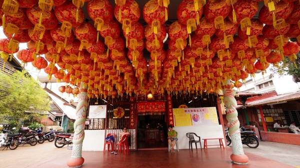 Chùa thờ Phật của người Malay gốc Hoa nổi bật với mái ngói cong vút, đèn lồng đỏ, các bức tường sơn đỏ và khói nhang nghi ngút.