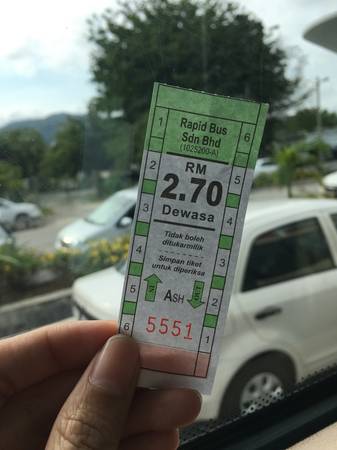 Đi như thế nào? Từ Hà Nội, du khách phải quá cảnh ở Kuala Lumpur trước khi đến sân bay Penang. Còn từ Sài Gòn có chuyến bay thẳng sang Penang, giá vé khứ hồi khoảng 1,5 triệu đồng. Từ sân bay, có nhiều cách để di chuyển về thành phố, tiết kiệm nhất vẫn là xe buýt với giá cao nhất 2,7 RM (tương đương 15.000 đồng): - Xe 401, 401E và AT về thẳng George town, trạm cuối là bến xe ngay bãi biển Jetti. - Xe 101 chạy qua bãi biển Batu Ferringhi. - Xe 204 đến đồi Penang. - Xe 203 đến chùa Kek Lok Si.