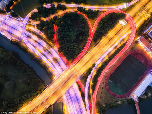 Giao lộ đường cao tốc tạo nên hình trái tim đầy màu sắc