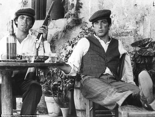 Một cảnh trong phim "Bố già". Trong phim, Michael Corleone cùng các bạn của mình đến quán bar để xin cưới con gái chủ quán, người anh đã yêu ngay lần đầu gặp trên một con đường làng. Ảnh: Paramount Pictures/REX/Shutterstock.