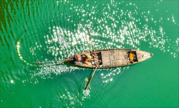 Tác phẩm "Vũ điệu mái chèo" của tác giả Shayne Vu chụp lại khoảnh khắc mái chèo nhịp nhàng khua sóng nước, hòa cùng ánh nắng lấp lánh trên dòng sông ở Buôn Mê Thuột (Đắk Lắk).