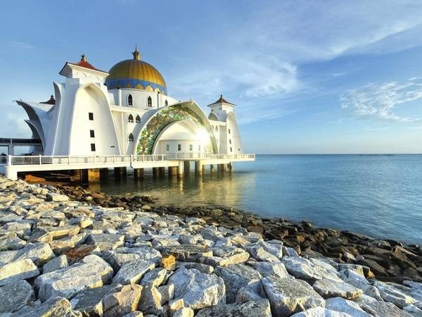 Nhà thờ Hồi giáo Straits Mosque như đang nổi trên mặt nước mỗi khi triều cường lên là một trong những điểm phải ghé thăm khi đến Melaka, Malaysia. 