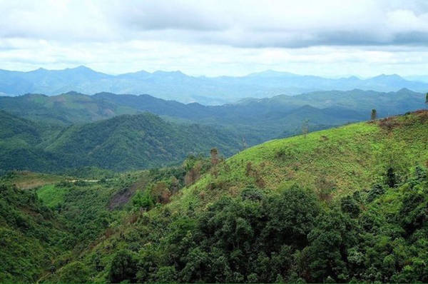 Núi rừng trùng điệp, quan sát trên đường đến Mae Hong Son - Ảnh: Trùng Dương