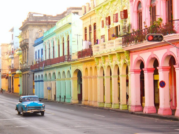 Havana, Cuba: Màu sắc của những ngôi nhà và ô tô cổ trên đường phố hòa quyện vào nhau tạo thành khung cảnh vô cùng ấn tượng.