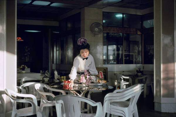 Một nữ phục vụ tại nhà hàng sang trọng thời đó.