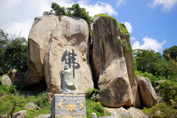 Chữ Phật được khắc lên cụm những hòn đá lớn nhất trong khuôn viên chùa.