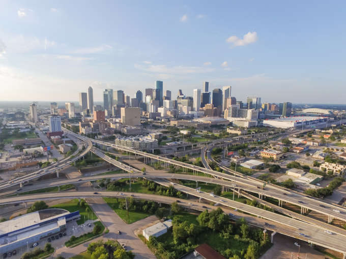Đường liên bang 45, Houston, Texas Đường liên bang 45 đã được xếp hạng là đường cao tốc nguy hiểm thứ 2 vào năm 2016, sau khi các nhà phân tích phát hiện cứ 160 km thì có khoảng 56,5 vụ tại nạn gây tử vong. Phần nguy hiểm nhất của tuyến đường là ở Houston, với 51 vụ chết người từ năm 2011 đến năm 2015. Ảnh: Trong Nguyen. 