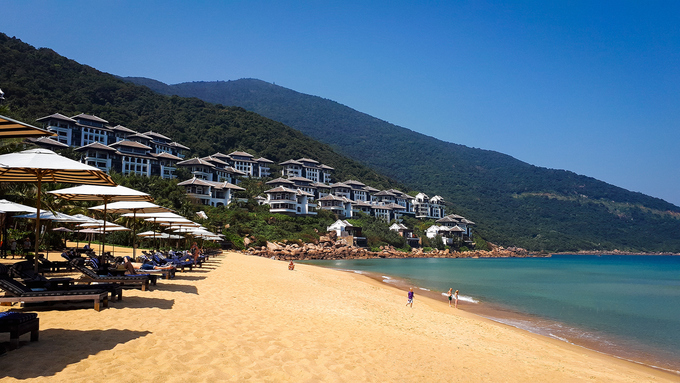 Bờ biển dài với cát trắng, nắng vàng và dòng nước xanh màu ngọc bích là những nét rất đặc trưng của biển Việt Nam. Ảnh: Minh Hòa