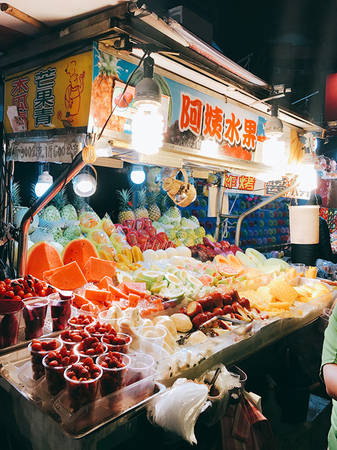 Trái cây tươi Du khách sẽ bất ngờ khi nhìn thấy những sạp trái cây tươi được bày biện đẹp mắt khi đến chợ đêm Shilin. Mỗi sạp ở đây đều có trên dưới 10 loại khác nhau. Đối với những người thích ăn trái cây thì đây là dịp để bạn có thể thưởng thức mà không cần lo lắng về chất lượng, vì Đài Loan nổi tiếng là “vương quốc trái cây”, nơi có hoa quả tươi quanh năm. Nếu như không thích ăn trực tiếp thì bạn có thể chọn mua cho mình một ly nước ép nguyên chất với giá trung bình dao động từ 35 TWD (khoảng 25.000 đồng).