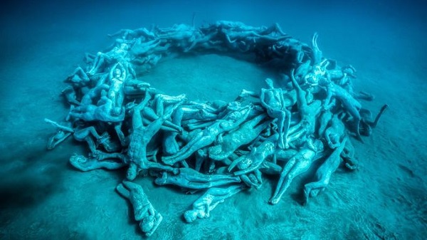 Lặn ngắm Museo Atlantico dưới đáy biển ở Lanzarote Museo Atlantico là bảo tàng trưng bày dưới biển ở ngoài khơi hòn đảo Lanzarote, thuộc Tây Ban Nha. Đây là nơi lý tưởng cho những du khách thích đắm mình trong nghệ thuật đồng thời được thỏa thích bơi lặn. Ảnh: Jason deCaires Taylor.