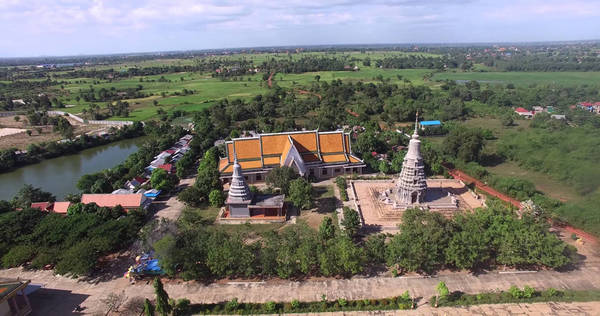 Cố đô Oudong: Đây là địa điểm cổ kính đáng ghé thăm khi đến Campuchia. Nằm cách Phnompenh 40 km về phía Bắc, Oudong từng là kinh đô từ năm 1618 đến năm 1866, dưới nhiều đời vua. Du khách có thể khám phá các đền thờ và các tháp đổ nát hàng trăm năm tuổi ở đây. Ảnh: Flickr.