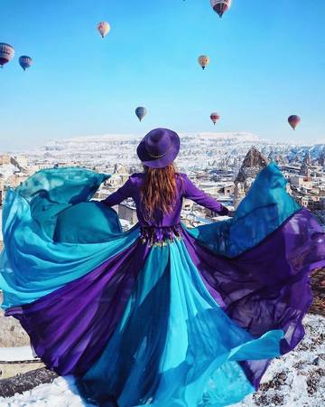 Với mỗi địa điểm, cô gái Nga đều nghiên cứu trước để chọn bộ trang phục cho phù hợp với tone mày của khung cảnh xung quanh. Sau tà váy xanh tím, di sản thế giới ở Cappadocia ở Thổ Nhĩ Kỳ khoác một vẻ nhẹ nhàng.